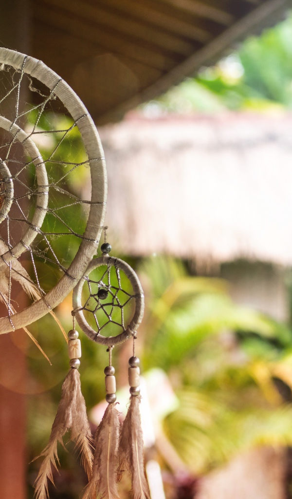 Декоративный ловец снов висит у дома