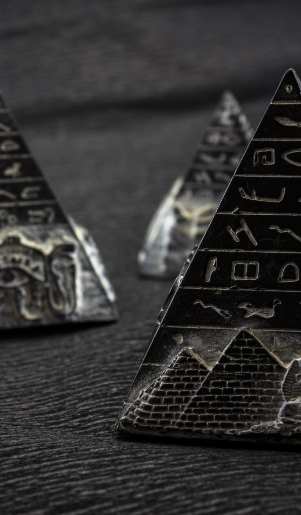 Фигурки пирамиды с символами крупным планом