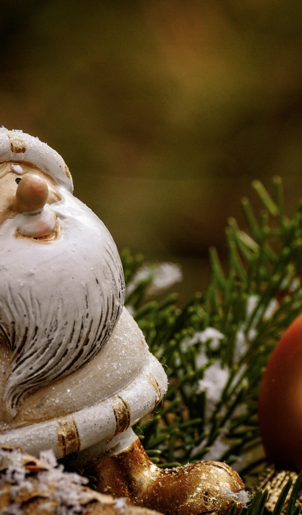 Фигурка гнома шишкой и елочным шаром