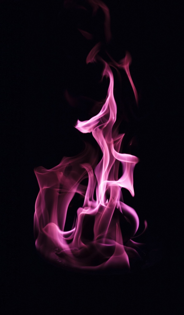 Сиреневое пламя на черном фоне