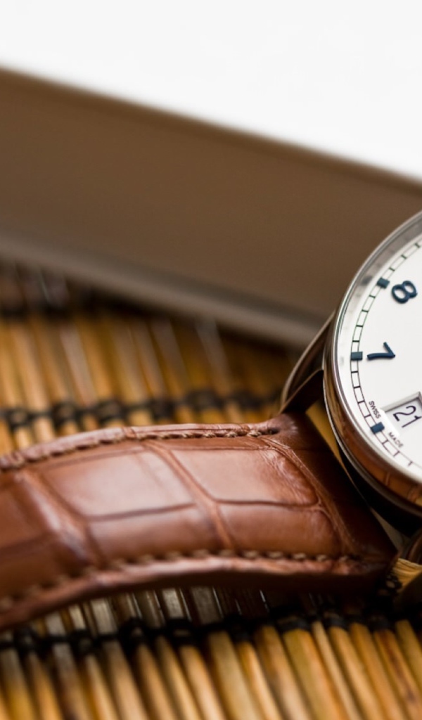 Мужские часы с кожаным ремешком 