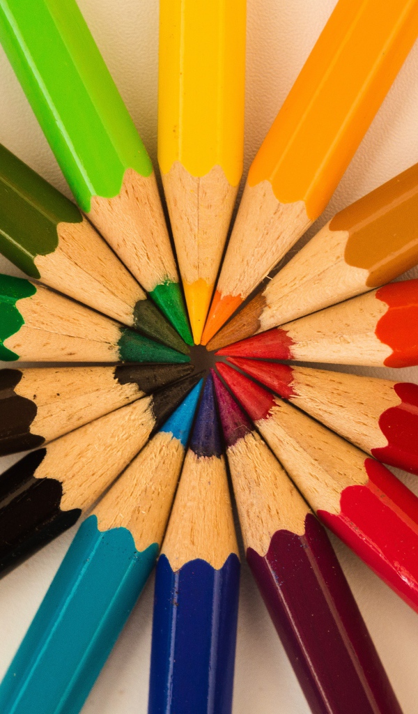 Разноцветные заточенные карандаши на сером фоне