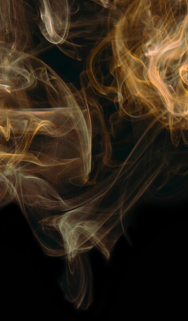 Оранжевый дым на черном фоне