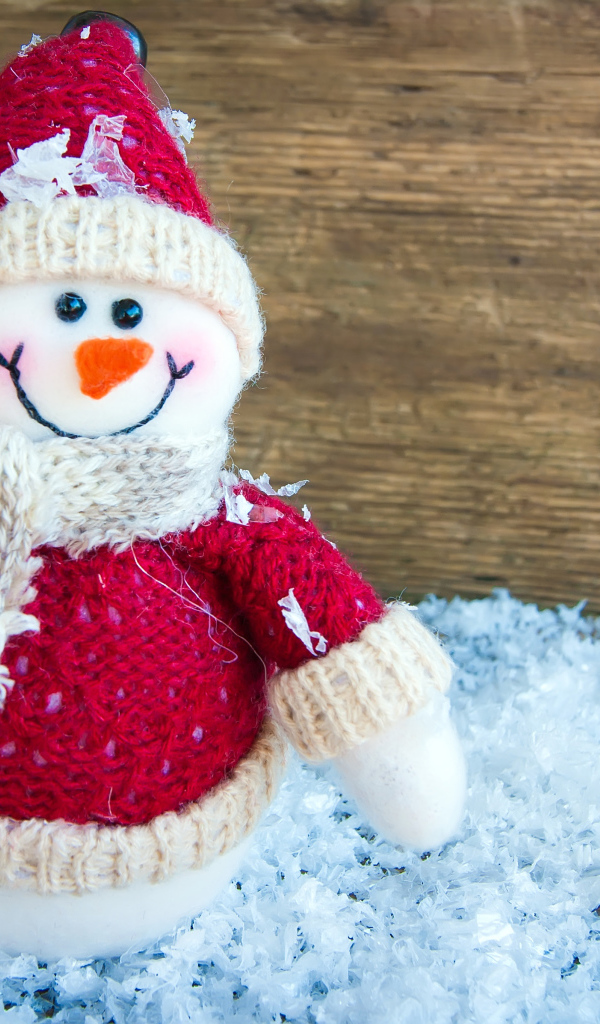 Снеговик на искусственном снегу с еловой веткой 