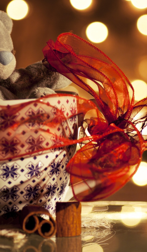 Мягкая игрушка медведь в чашке с красным бантом