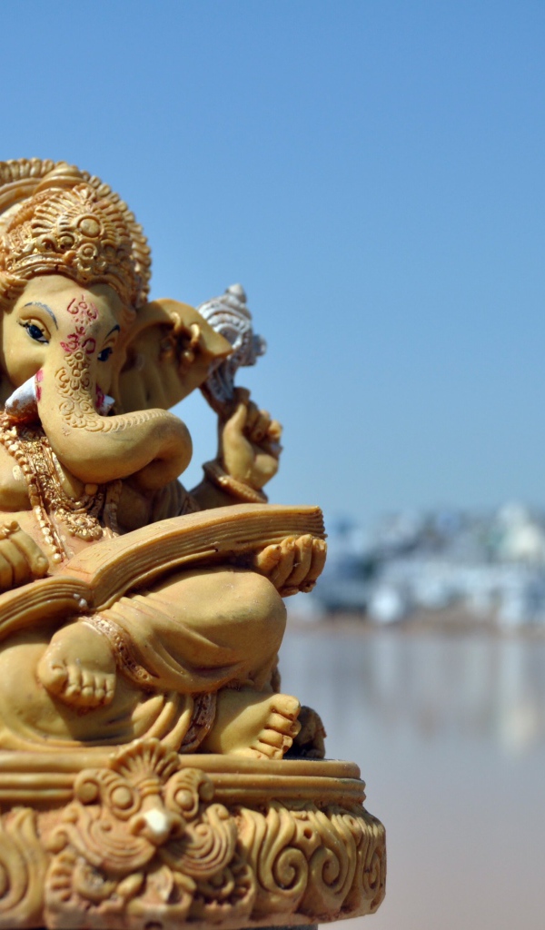Статуя бога слона Ганеша под голубым небом