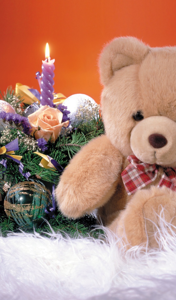 Плюшевый мишка с новогодними украшениями 