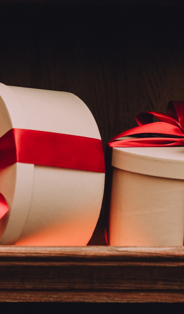 Две больших подарочных коробки с красными лентами