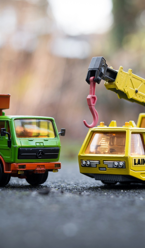 Две старых машинки грузовик и кран