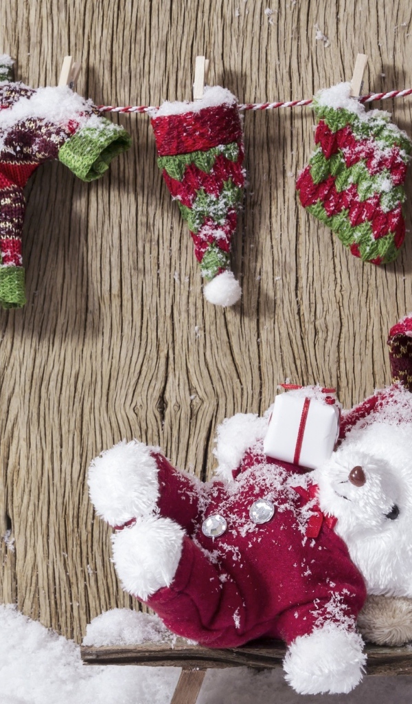 Два плюшевых мишки в теплых костюмах зимой