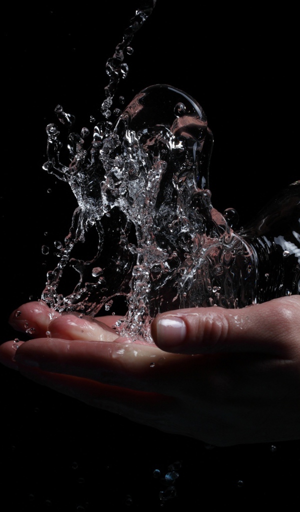 Вода в ладонях на черном фоне