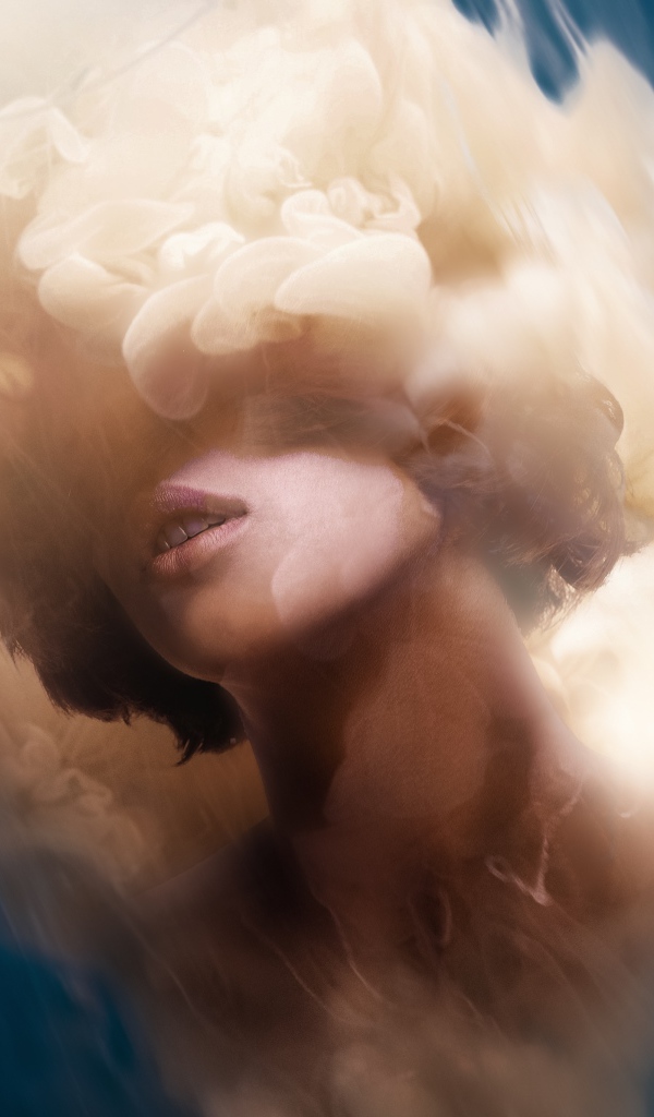 Лицо девушки в дыму на голубом фоне, иллюзия