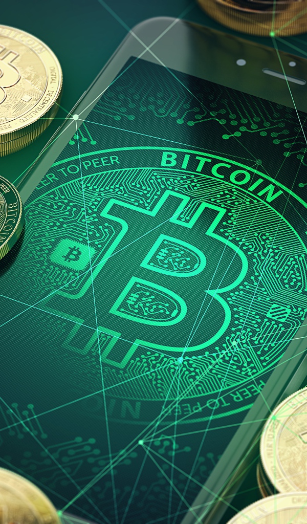 Монеты биткоин со смартфоном на столе 