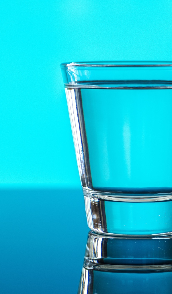 Стакан воды на голубом фоне 