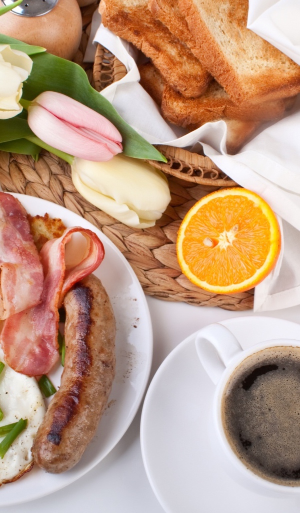 Сытный завтрак на столе с букетом тюльпанов 