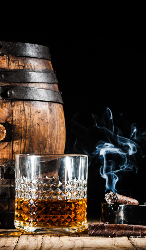 Бочонок рома, со стаканом виски и сигарой на черном фоне
