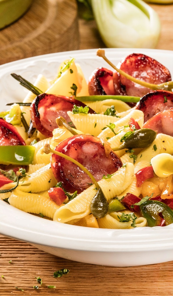 Тарелка макарон с колбасой и зеленью