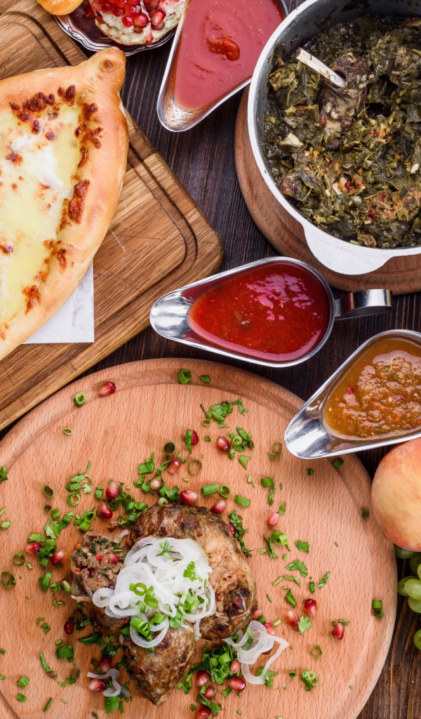 Сытный обеденный стол с вкусными угощениями, натюрморт