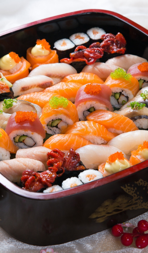 Аппетитные японские суши и роллы на столе