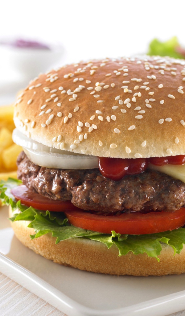 Аппетитный большой гамбургер с картофелем фри