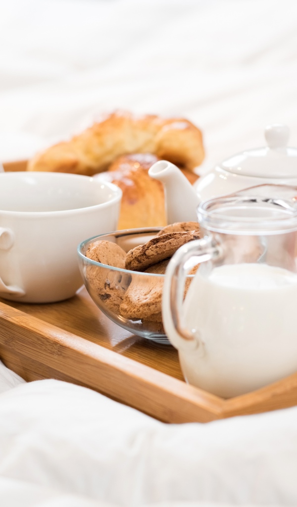 Аппетитный завтрак в постель с будильником