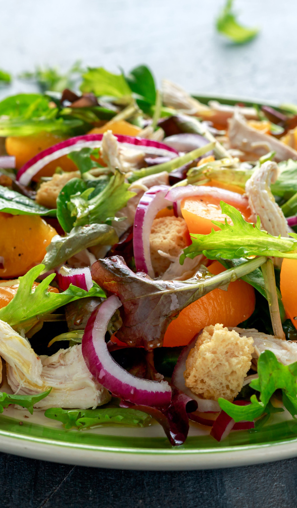 Аппетитный салат с курицей на большой тарелке