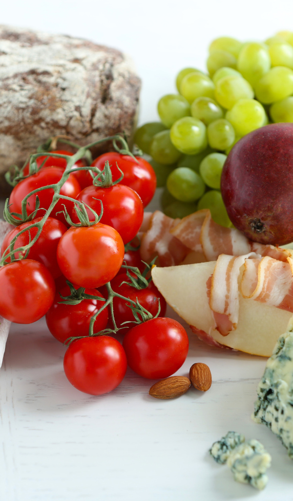 Аппетитные продукты на столе