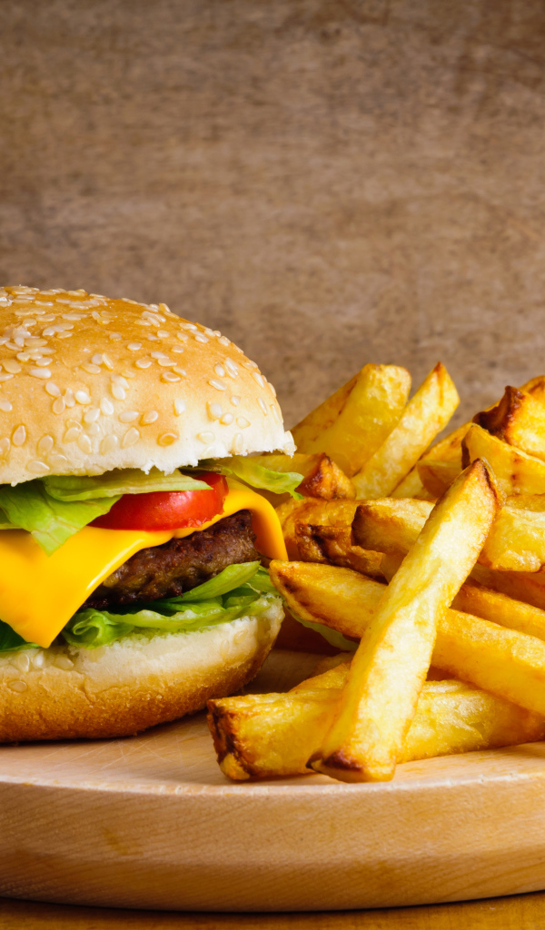 Аппетитный гамбургер на столе с картофелем фри