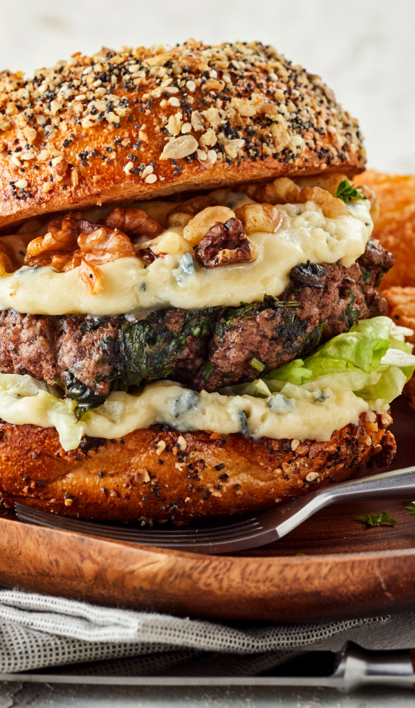 Аппетитный гамбургер на деревянной тарелке