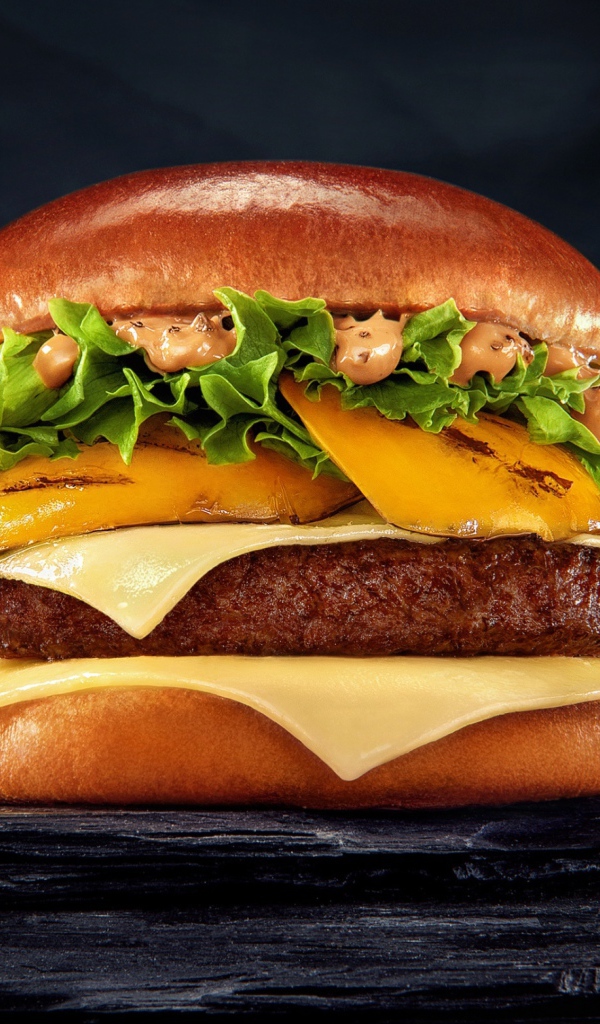 Аппетитный гамбургер с картофелем фри, болгарским перцем и соусом