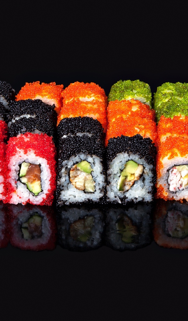 Аппетитный ролл сет на черном фоне