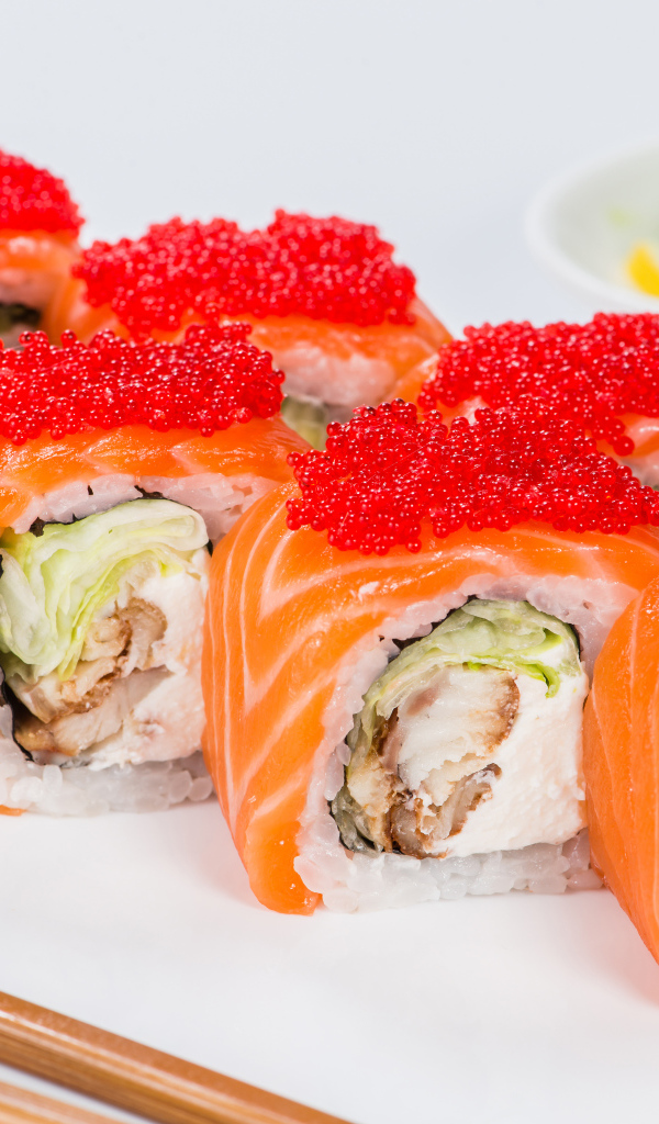 Аппетитные роллы с красной рыбой и красной икрой