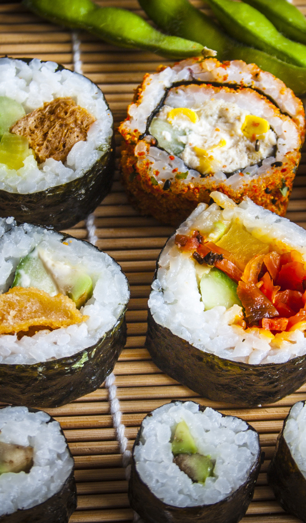 Аппетитные роллы с соевым соусом на бамбуковой салфетке 