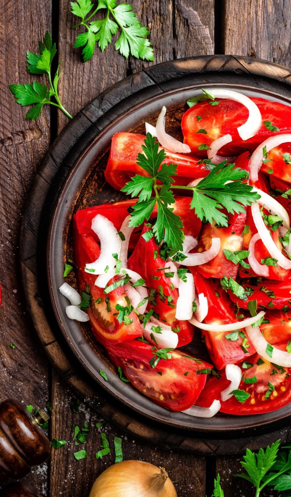 Аппетитный салат из свежих помидоров с луком и зеленью петрушки