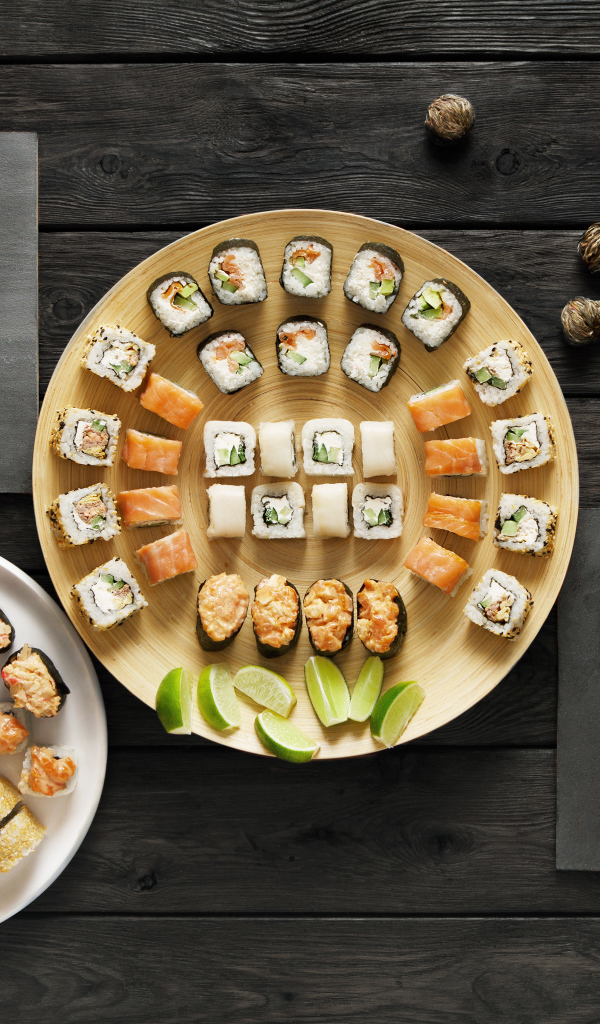 Аппетитные суши на столе с чаем 