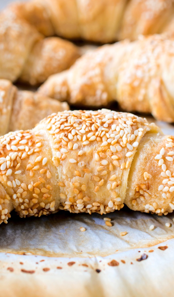 Ароматные свежие круассаны с кунжутом