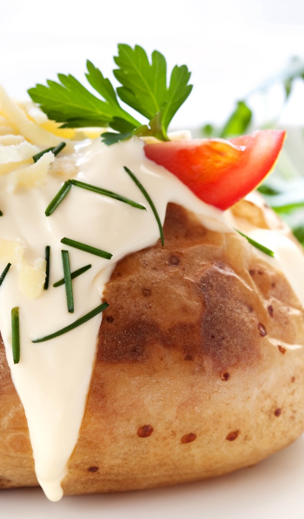 Запеченный картофель со сметаной, сыром и зеленью 