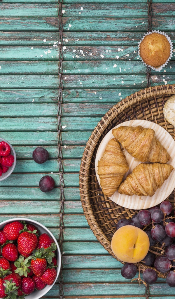 Ягоды со свежими круассанами и кофе на завтрак