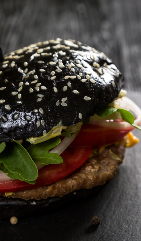 Черный гамбургер на столе