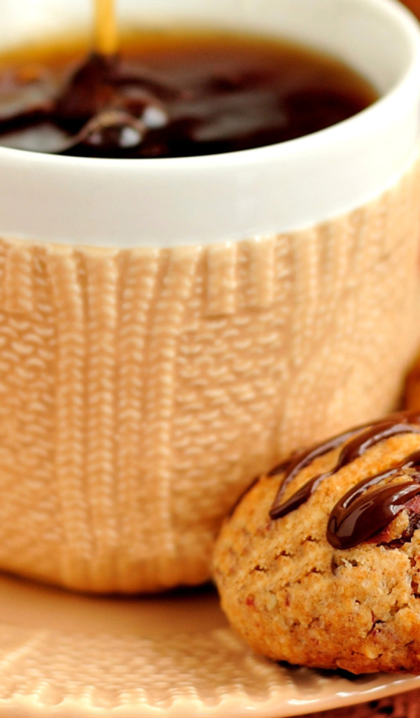 Печенье с шоколадом на столе с чашкой чая 