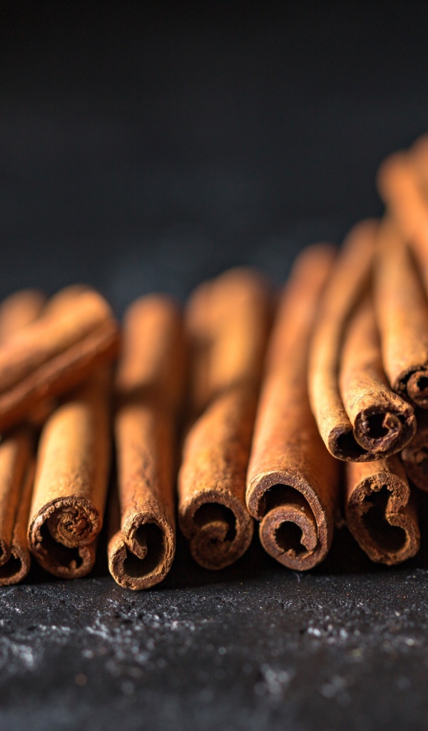 Палочки корицы с бадьяном на столе