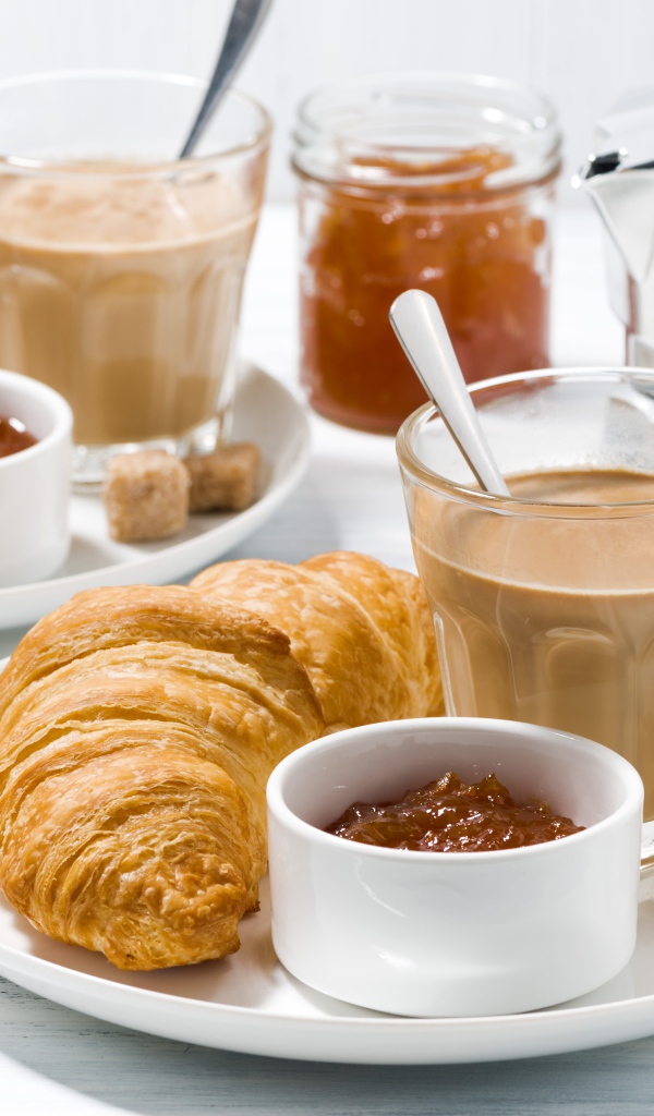 Какао с джемом и круассанами на завтрак
