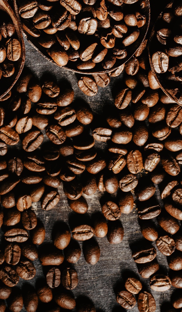 Кофейные зерна на столе крупным планом 