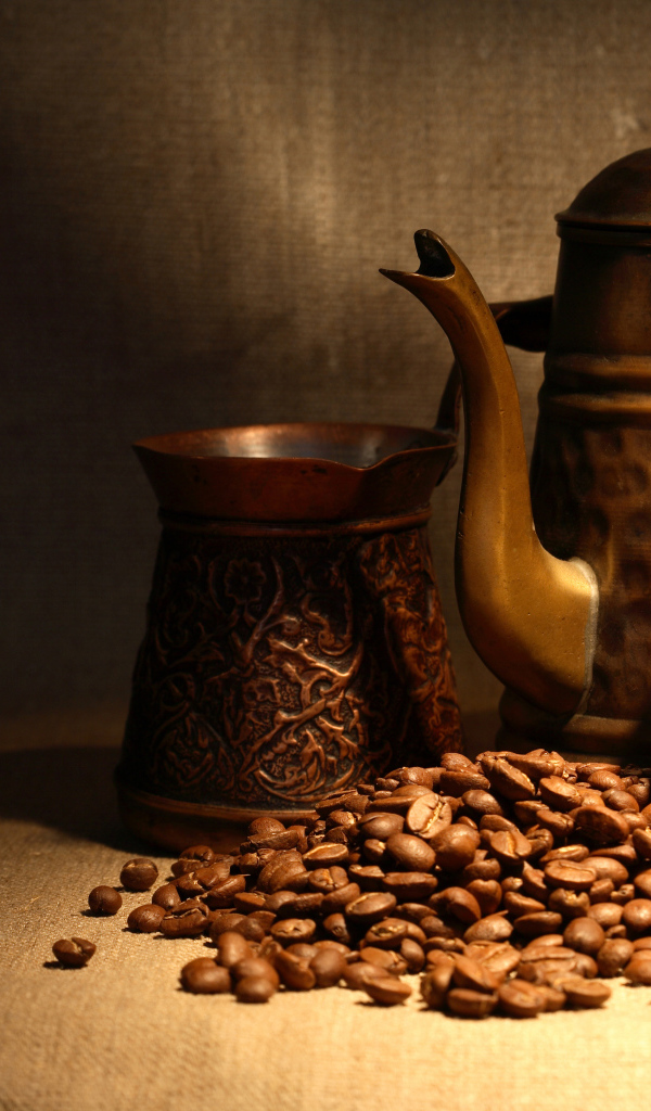 Кофемолка, турка, чайник и кофейные зерна на столе