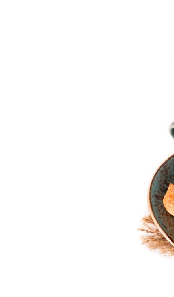 Кофе с круассанами и корицей на белом фоне