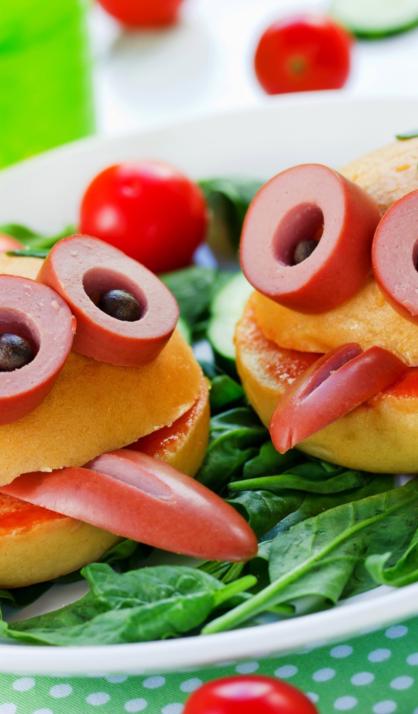 Креативные булочки с овощами и сосисками