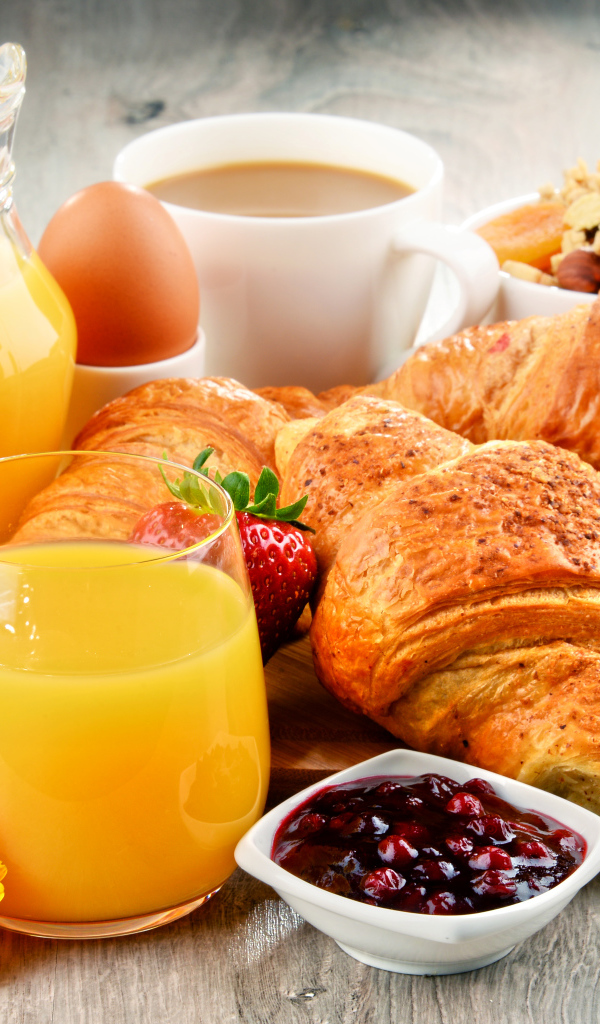 Круассаны, сок, орехи, яйцо и мюсли на завтрак 