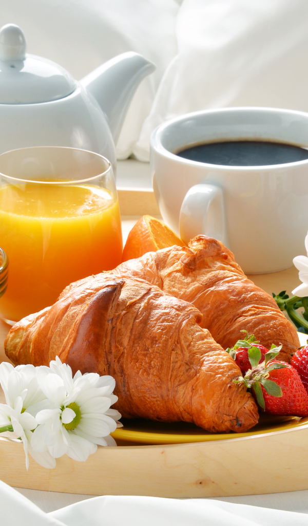 Круассаны с хлопьями, соком, кофе и яблоком на завтрак