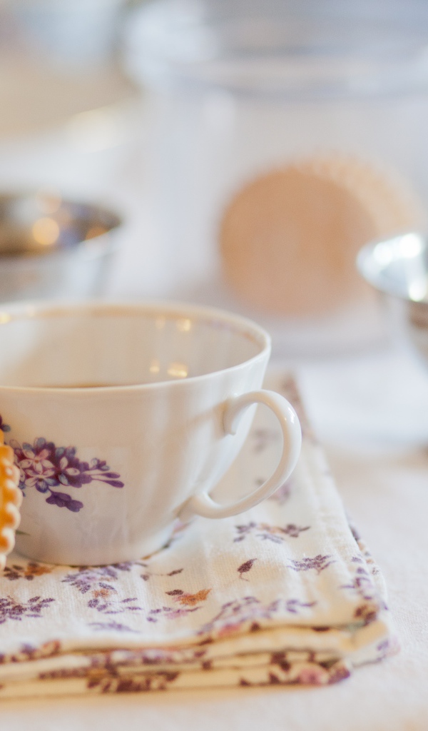 Чашка чаю с печеньем Мария на столе