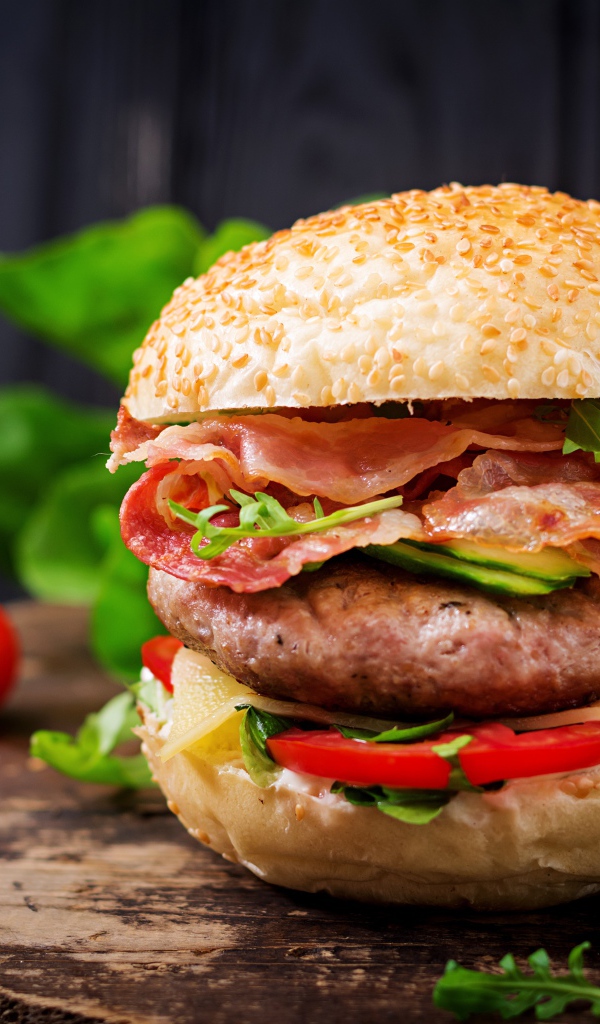 Вкусный аппетитный гамбургер с беконом 